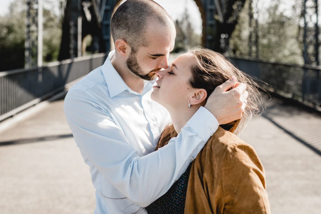 Kennlernshooting vor der Hochzeit in Hamburg Harburg auf der alten Elbbrücke