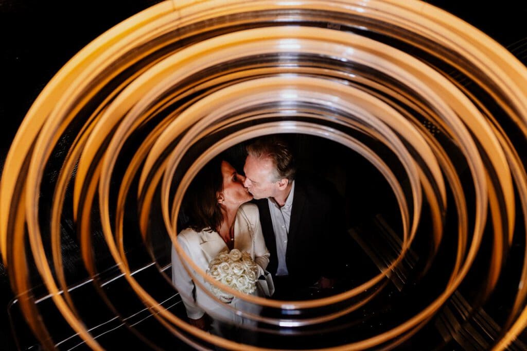Brautpaar durch Ringe fotografiert. Hochzeitsreportage im Standesamt